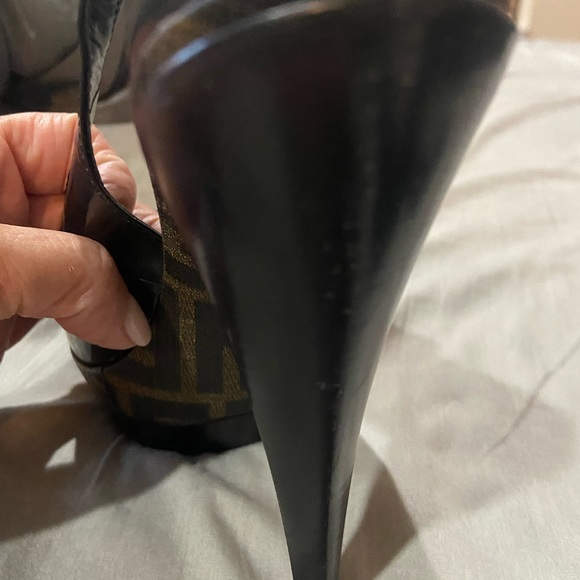 Fendi woman’s shoe size 37 in great condition with box - Picture 7 of 10